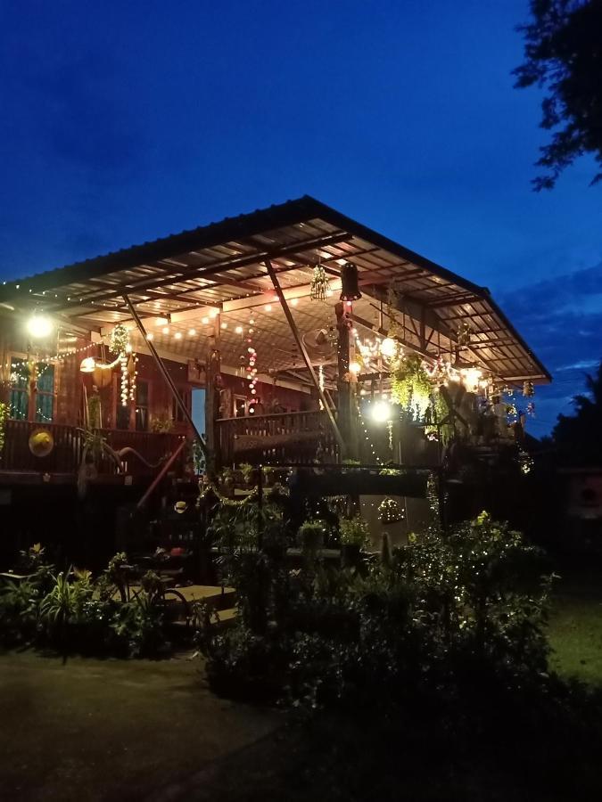 เฮือนน้ำน่าน House By The River Nan Uttaradit Dış mekan fotoğraf