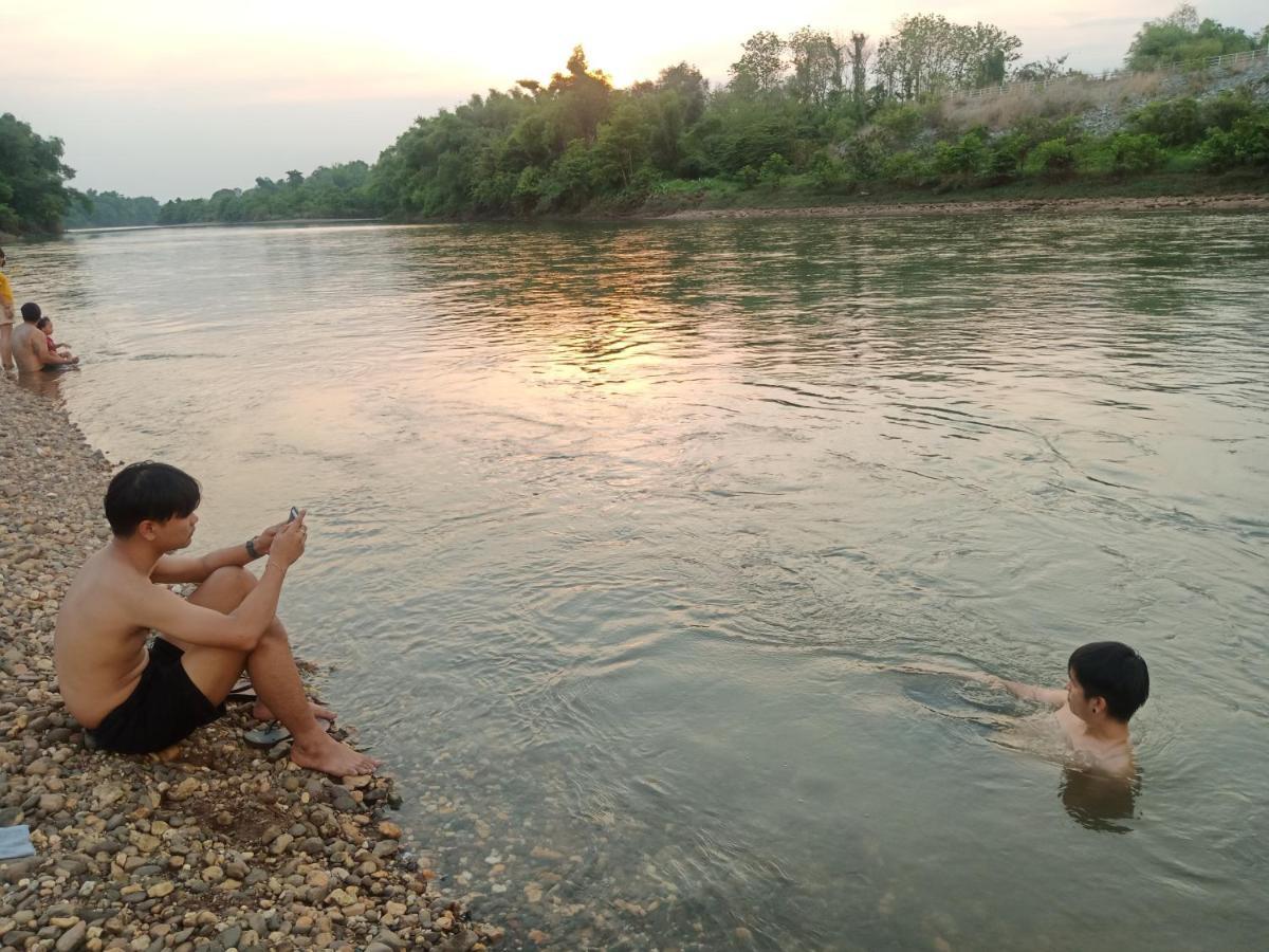 เฮือนน้ำน่าน House By The River Nan Uttaradit Dış mekan fotoğraf